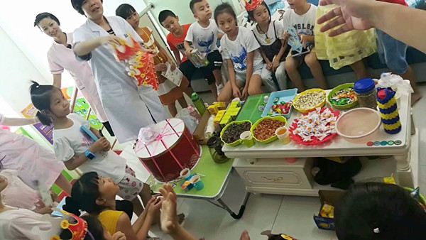 开云电子官方网站工作人员为小寿星准备了生日蛋糕